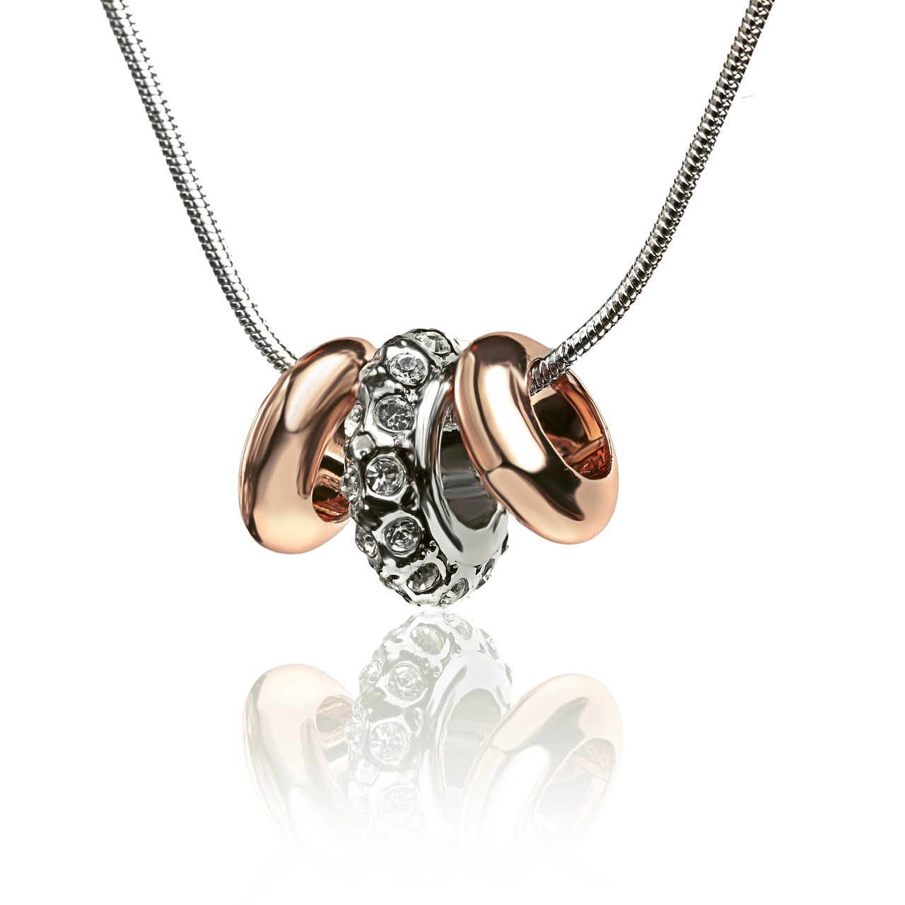 Elegante Accessoires: Ringe und Halsketten für Damen