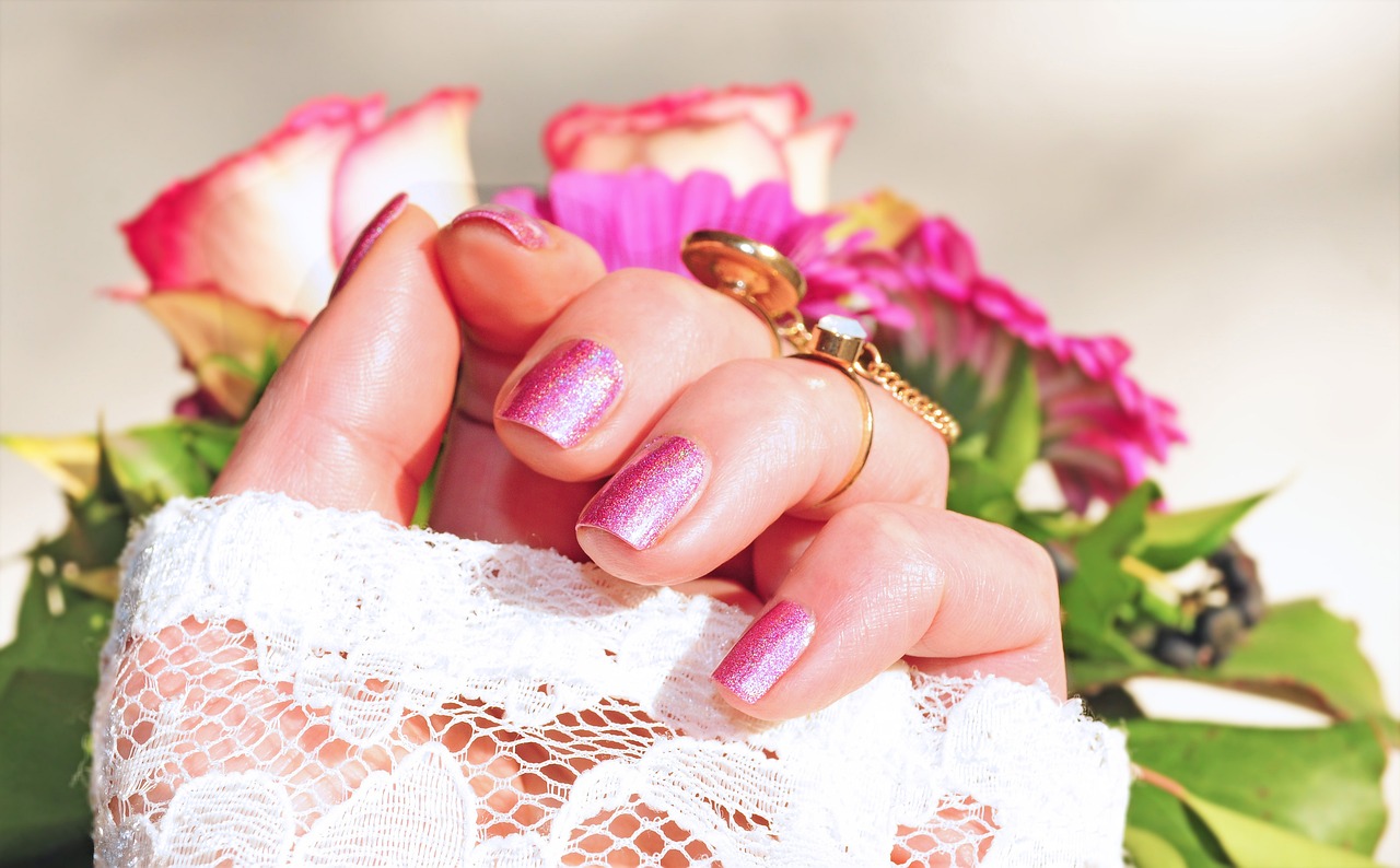 Fingertipps für Eleganz: Nagelpflege und die kreative Welt der Nail Art